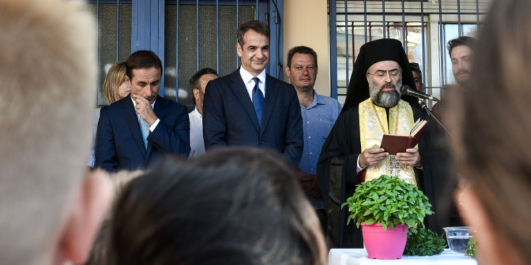 Γαλάτσι: Θερμή υποδοχή στον Κυριάκο Μητσοτάκη από μαθητές και γονείς – Τι του χάρισαν