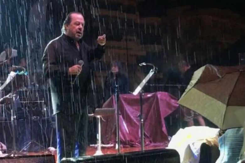 Τσακωμός σε συναυλία μεταξύ Γιάννη Πάριου και δημάρχου Νεάπολης – Συκεών (βίντεο)