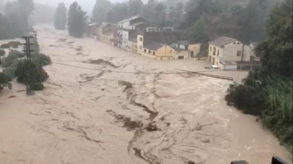 Ισπανία: Κλειστά τα σχολεία λόγω κακοκαιρίας – Δύο νεκροί από τις καταρρακτώδεις βροχοπτώσεις (βίντεο)