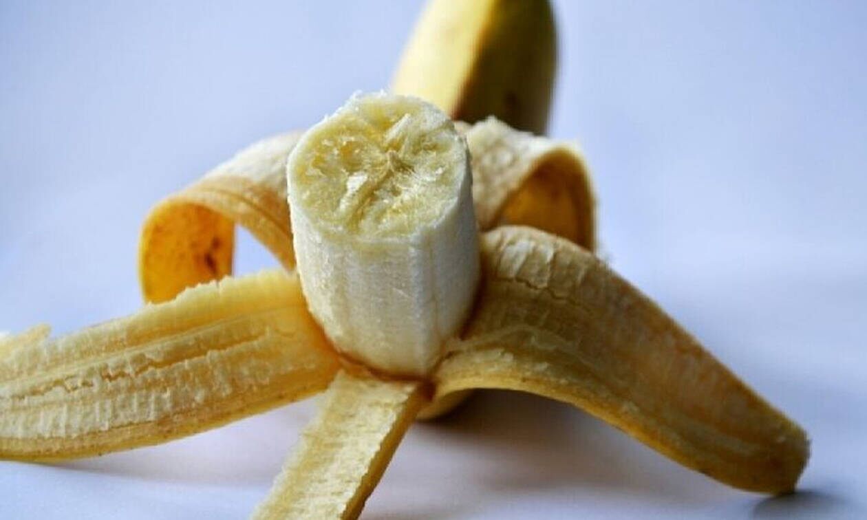 Κόβει το πάνω μέρος της μπανάνας και σφηνώνει μέσα ένα καλαμάκι – Μόλις μάθετε το λόγο θα το κάνετε και εσείς (βίντεο)