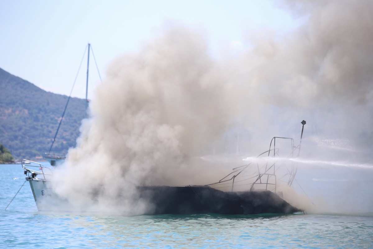 Βυθίστηκε ιστιοφόρο στη Λευκάδα – Είχε πιάσει φωτιά