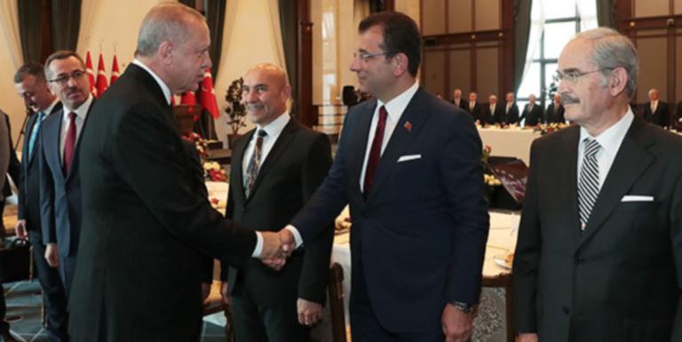 Απίστευτο σκηνικό: O Eρντογάν έβαλε τον Ιμάμογλου να καθίσει σε σπασμένη καρέκλα- Kαι… έπεσε!