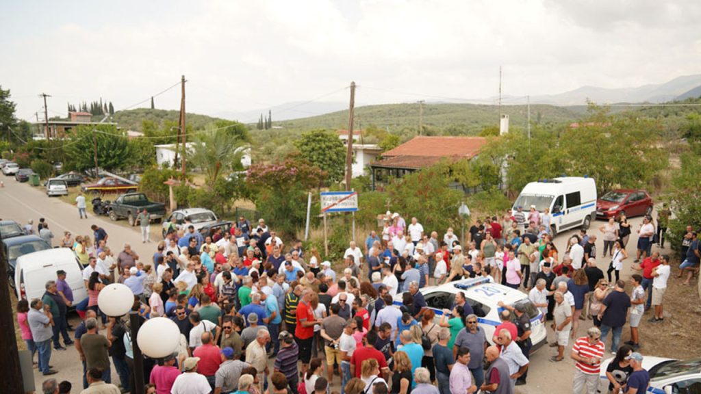 Διαμαρτύρονται στον Καραβόμυλο: Έβαλαν μαύρες σημαίες στα μπαλκόνια για το hotspot (βίντεο)