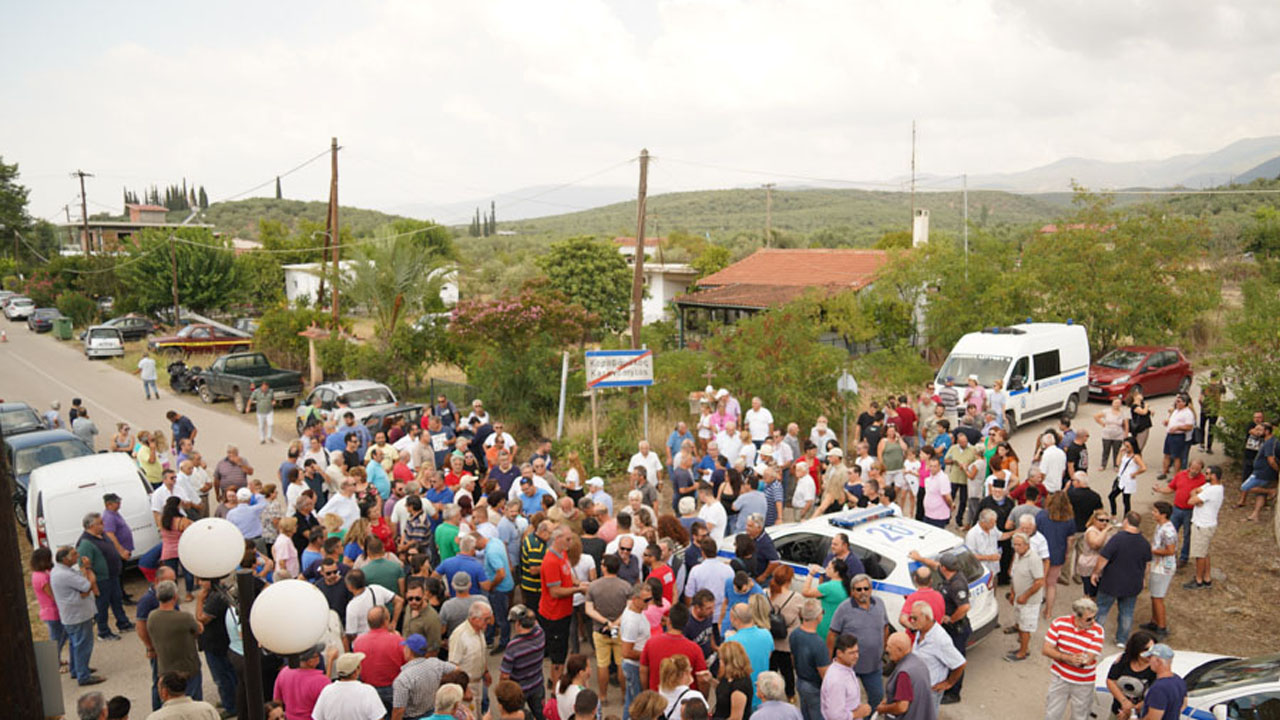 Διαμαρτύρονται στον Καραβόμυλο: Έβαλαν μαύρες σημαίες στα μπαλκόνια για το hotspot (βίντεο)