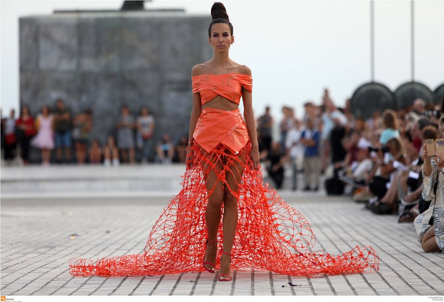 Θεσσαλονίκη: Επίδειξη μόδας από ανακυκλώσιμα υλικά (φώτο)