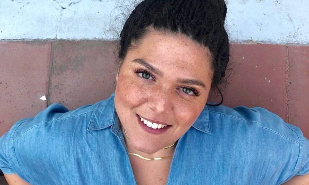 Η Δανάη Μπάρκα τα «πήρε» με τον Πάνο Καλλίδη: «Θα πω ένα πράγμα στον τύπο που κρατάει όπλο σε αφίσα μπουζουκιών» (φωτο)