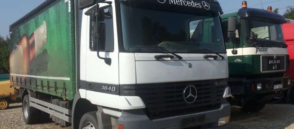 Σύγκρουση φορτηγού με λεωφορείο στην Πέτρου Ράλλη