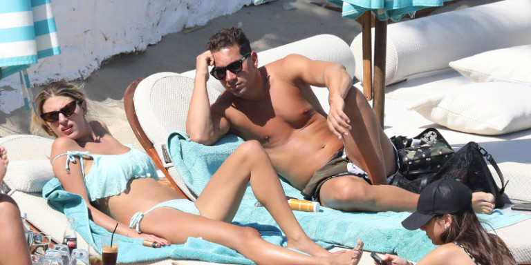 Χριστίνα Βακάκη: Απολαμβάνει μαζί με το σύζυγό της βουτιές στο νησί των ανέμων (φώτο)