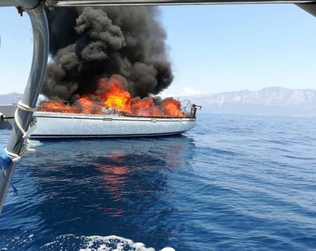 Καλιφόρνια: Σκάφος έπιασε φωτιά πιθανόν από φορτιστή κινητού