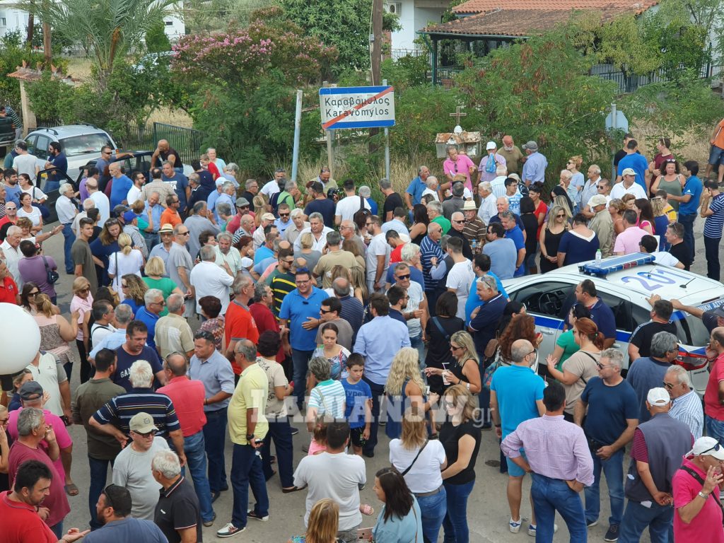 Συνεχίζονται οι κινητοποιήσεις των κατοίκων για τη δημιουργία hot spot στον Καραβόμυλο – Κλείνουν τους δρόμους (βίντεο)