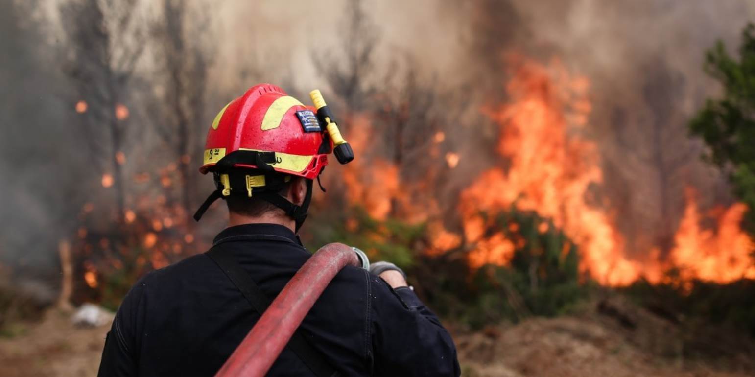 Ένας νεκρός στη φωτιά που καίει στην Ανδρίτσαινα – Ξεψύχησε ενώ βοηθούσε