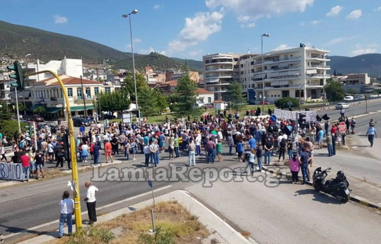 Καραβόμυλος-Στους δρόμους οι κάτοικοι: «Όχι κέντρο αλλοδαπών στην πόλη μας»