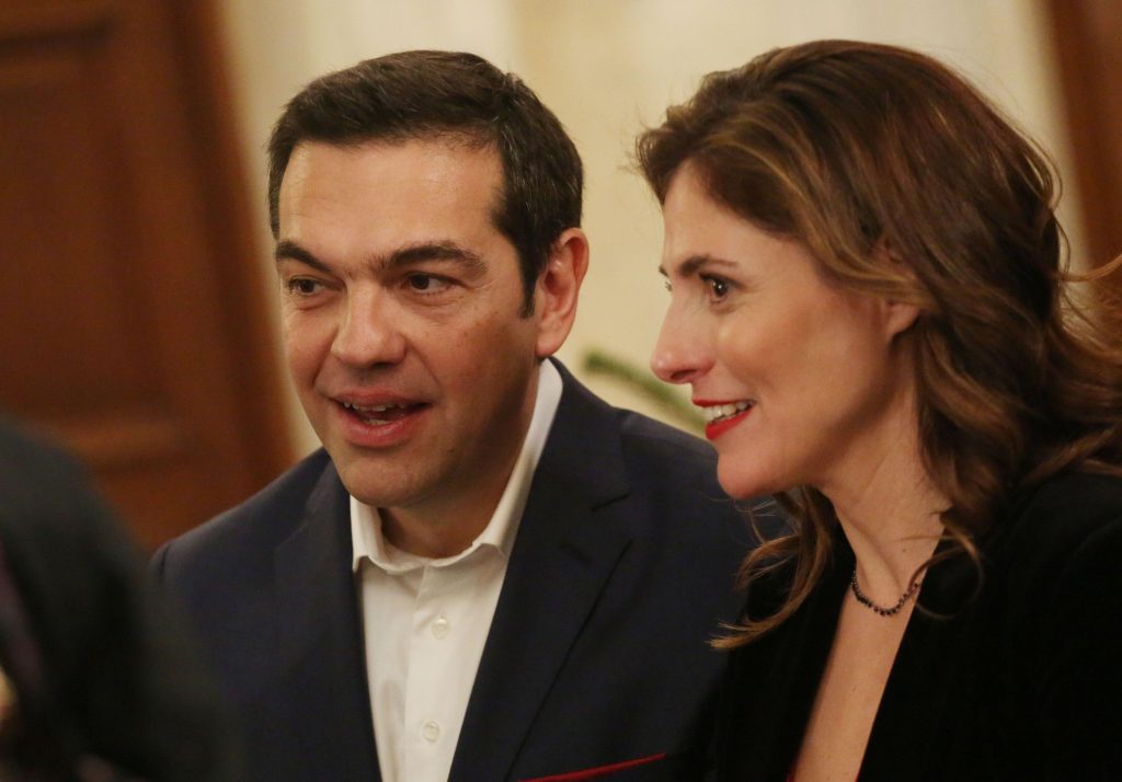 Α.Τσίπρας και Περιστέρα Μπαζιάνα σε τρυφερή στιγμή – Χεράκι-χεράκι σε εκθέσεις τέχνης στη Θεσσαλονίκη (φωτο)