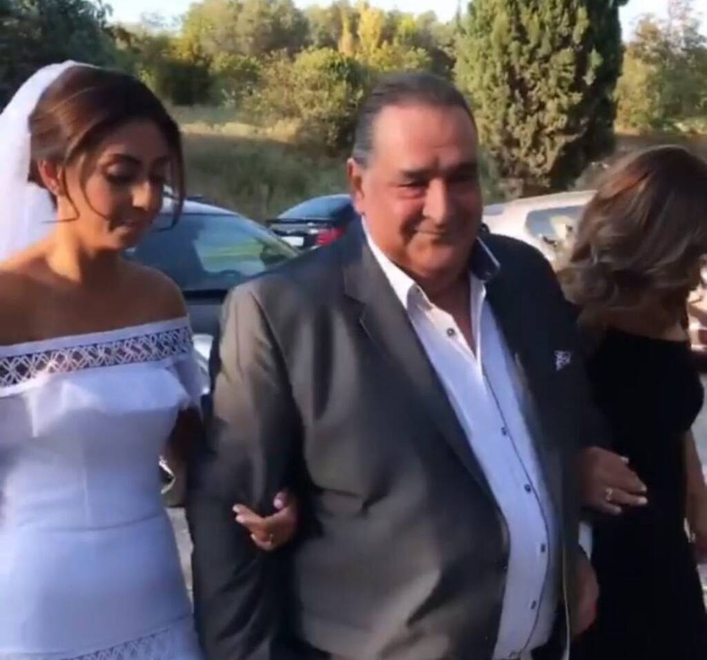 Ο Βασίλης Καρράς πάντρεψε την κόρη του Ειρήνη – Φανερά συγκινημένος την παραδίδει τον γαμπρό (βίντεο)