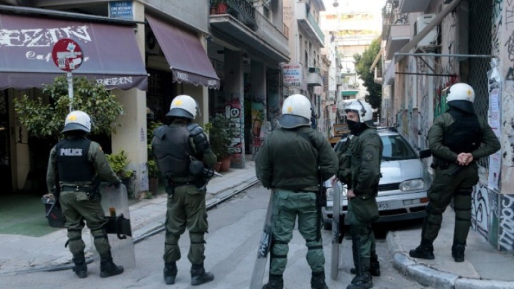 Ομάδα 50 ατόμων επιτέθηκε με «βροχή» μολότοφ κατά αστυνομικών στα Εξάρχεια