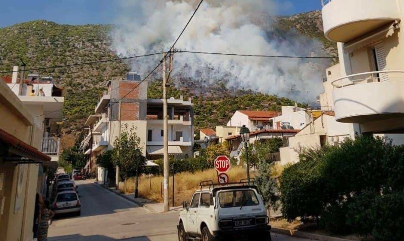 Πυρκαγιά στο Λουτράκι: Αποπνικτική η ατμόσφαιρα – Και στρατιωτικές δυνάμεις στη μάχη με τις φλόγες (βίντεο)
