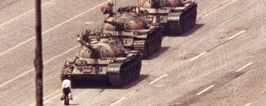 Πέθανε ο φωτογράφος του Tank Man του διαδηλωτή που στάθηκε μπροστά σε φάλαγγα αρμάτων
