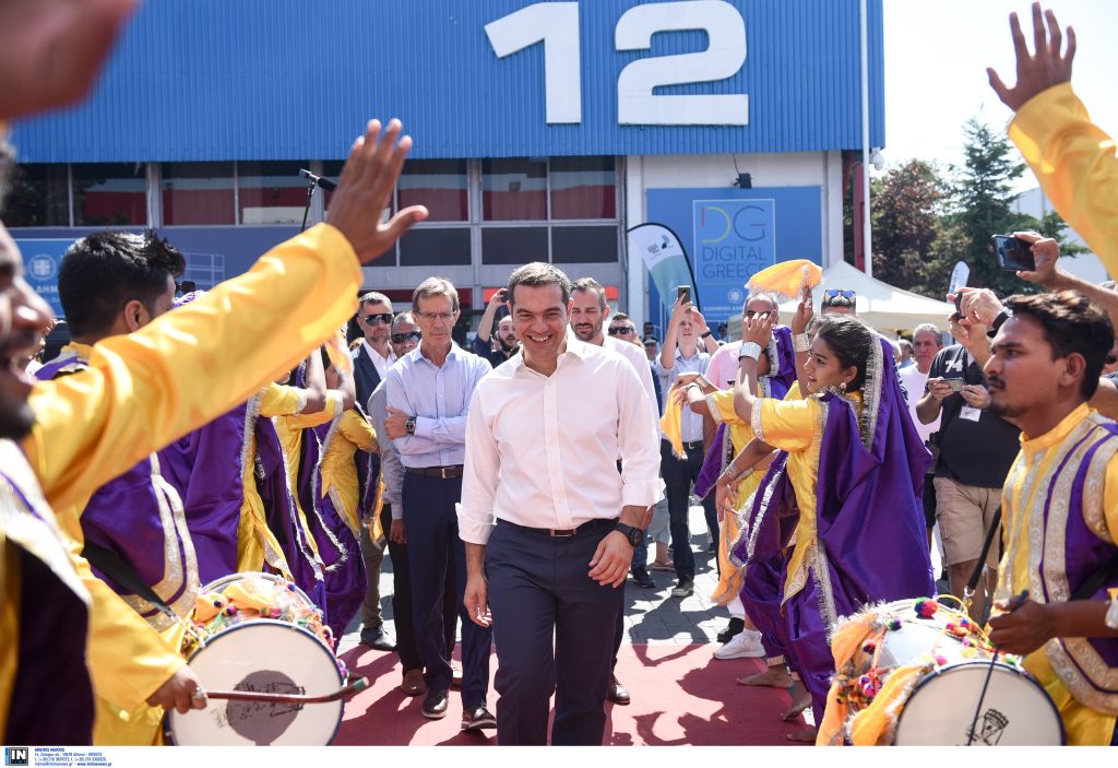 Ο Αλέξης Τσίπρας με κόκκινη βούλα στο μέτωπο στο περίπτερο της Ινδίας στη ΔΕΘ (φωτο)