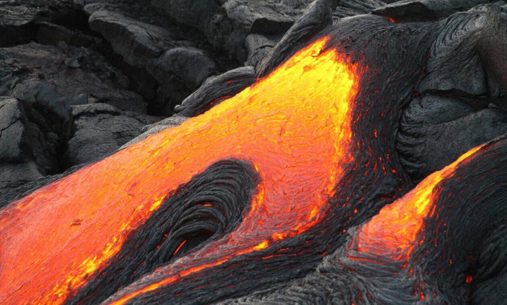 Φλογόπτωση: Το φαινόμενο που συμβαίνει μόνο σε ένα σημείο του πλανήτη και μόνο μια φορά το χρόνο (βίντεο)