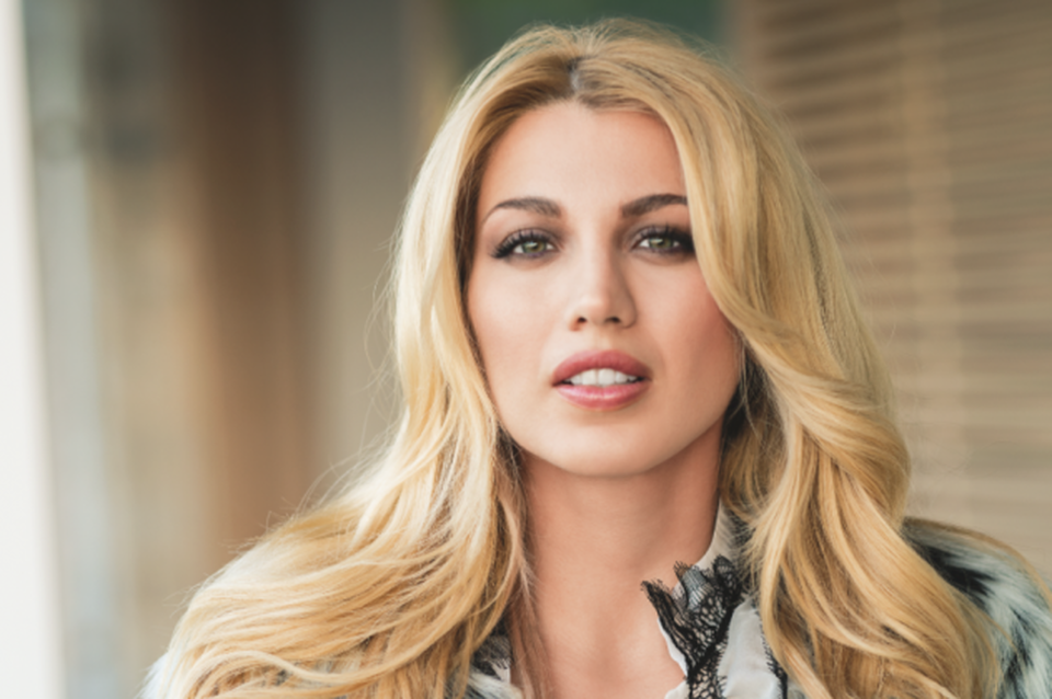 Η Κωνσταντίνα Σπυροπούλου απολαμβάνει τις βουτιές της στη Μύκονο – Χωρίς ρετούς με ολόσωμο μαγιό (φωτο)