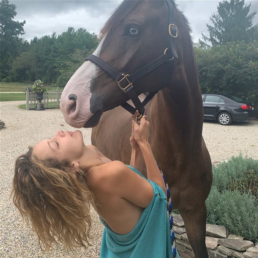 H Μπέλα Χαντίντ βγάζει φωτογραφίες με το αγαπημένο της άλογο (φωτο)