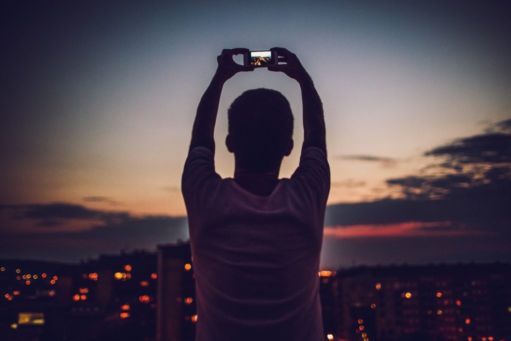 Τα πέντε κόλπα για να βγαίνουμε πάντα ωραίοι στις φωτογραφίες