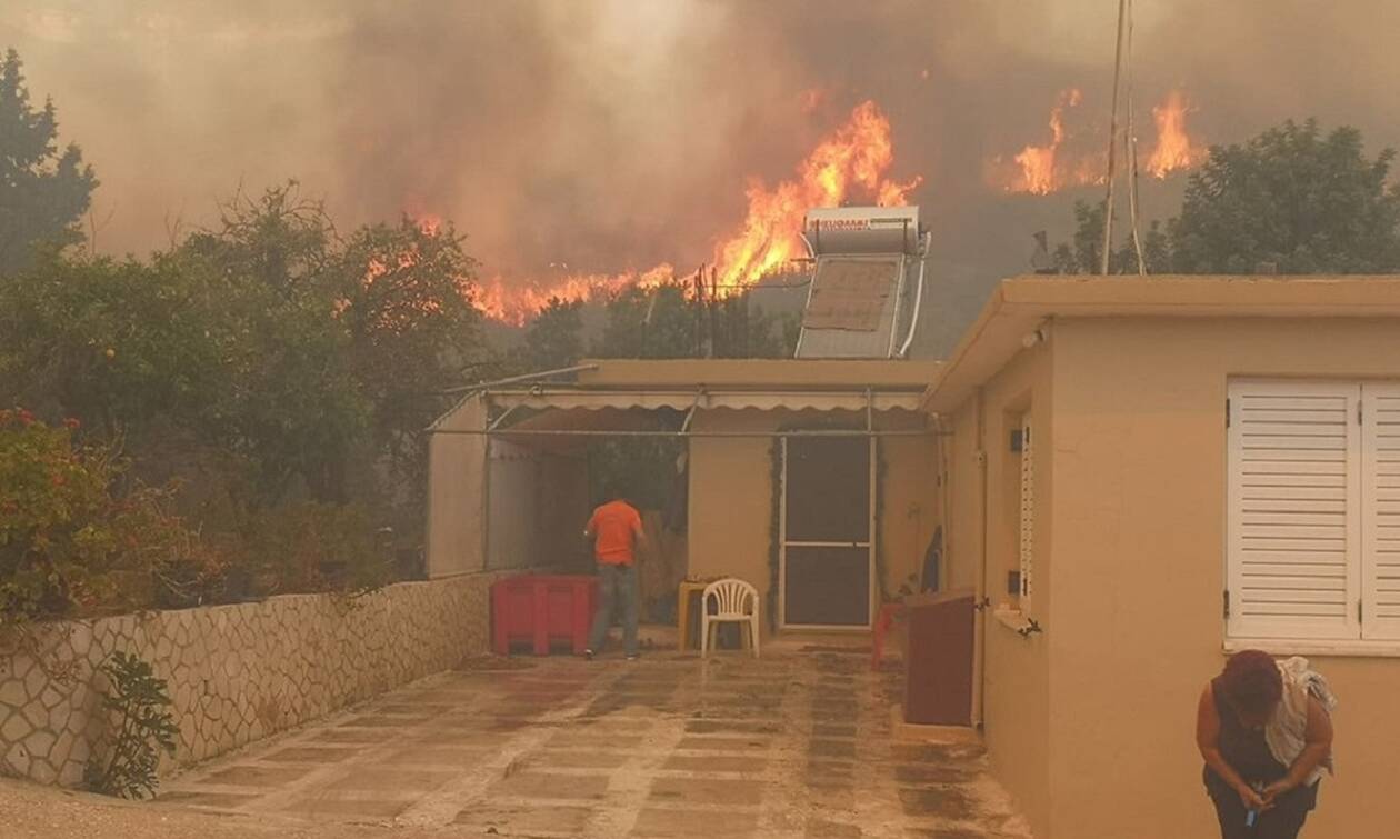 Καίγονται σπίτια στο Κερί – Δεν πετούν τα αεροσκάφη λόγω των ανέμων