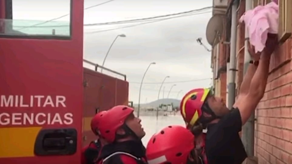 Επιχείρηση διάσωσης ενός βρέφους και τριών παιδιών στην πλημμυρισμένη Ισπανία (βίντεο)