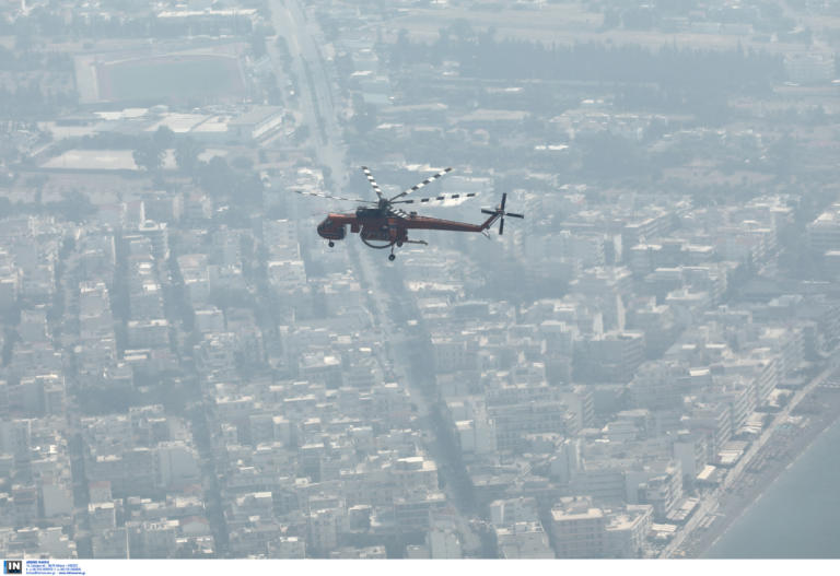 Λουτράκι: Ο καπνός της φωτιάς σκεπάζει την πόλη –Στην  παραλία παραμένουν οι κάτοικοι