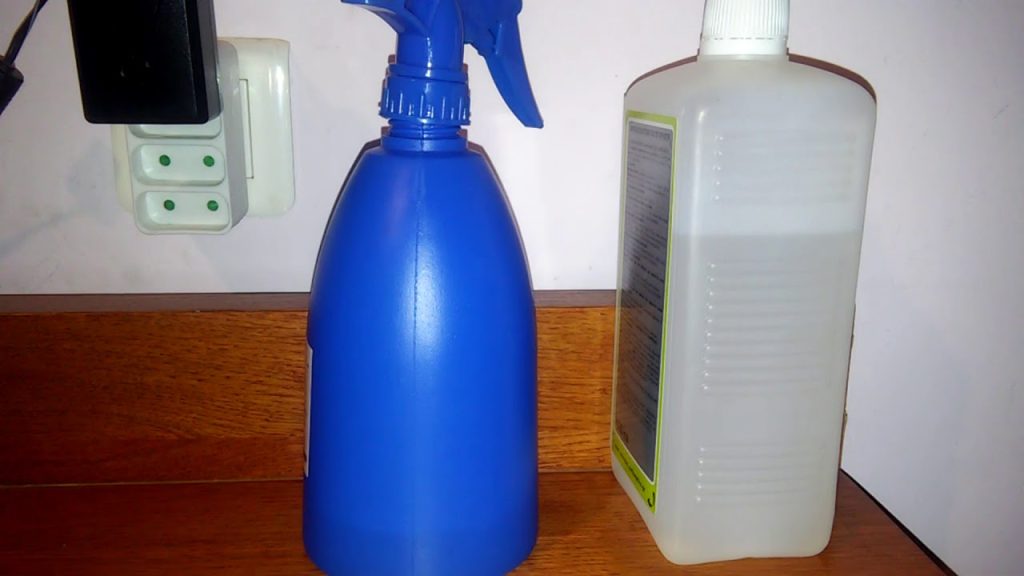 Γέμισε ένα μπουκάλι σπρέι με οινόπνευμα και ψέκασε το κρεβάτι της – Δεν θα πιστεύετε τι γίνεται