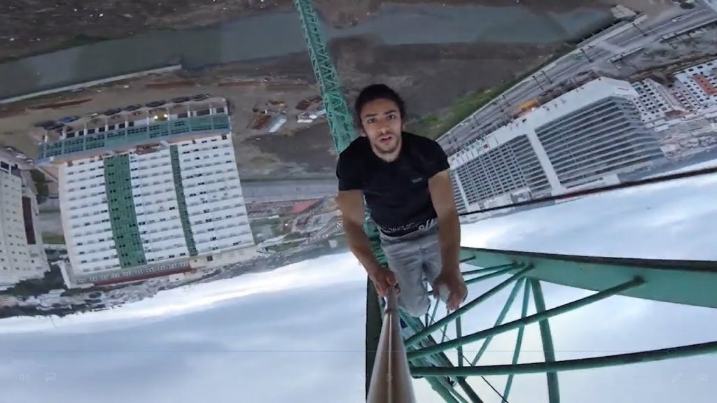 «Φλερτάροντας» με το θάνατο: Το βίντεο που κόβει την ανάσα