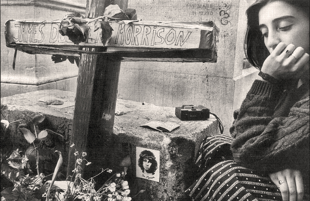Οι παράξενες τελετές που τελούνται στον τάφο του Τζιμ Μόρισον (φώτο)