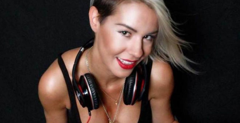 Ράνια Κωστάκη: 32 Αυγούστου… και μας δροσίζει! Ροζ μαγιό κι όποιος αντέξει! (φωτο)