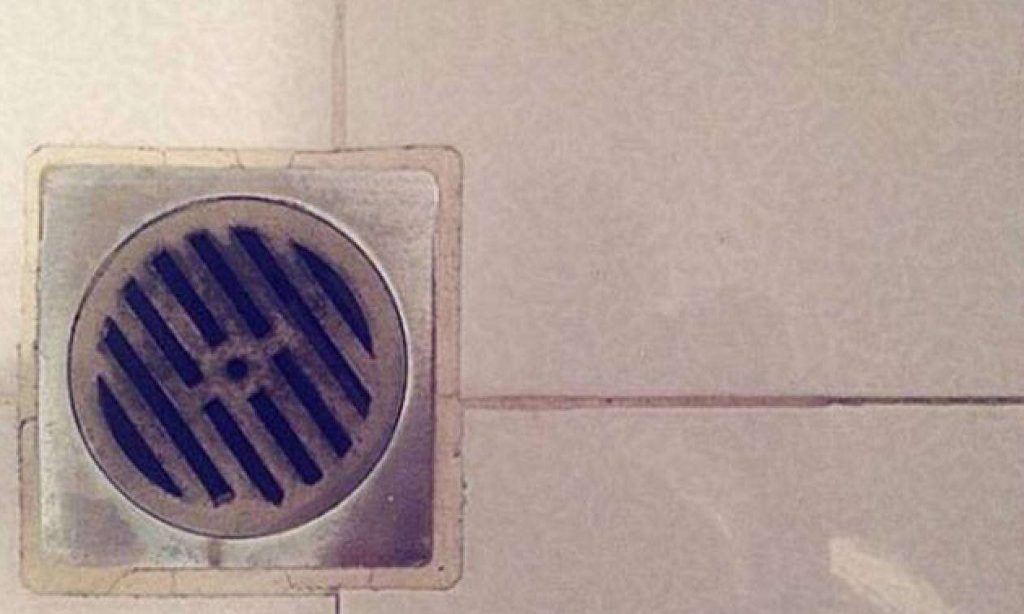 Θα σας «λύσει» τα χέρια: Ο έξυπνος τρόπος για να ξεβουλώσετε τα σιφόνια του μπάνιου από τις τρίχες