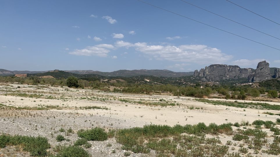 Στέρεψαν από νερό τα ποτάμια των Τρικάλων-Δεκάδες ψάρια βρίσκονται νεκρά (φώτο)