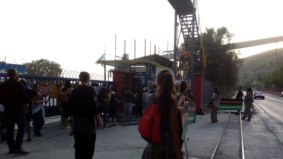 Επεισόδια έξω από το εργοστάσιο τσιμέντου ΑΓΕΤ στο Βόλο (βίντεο)