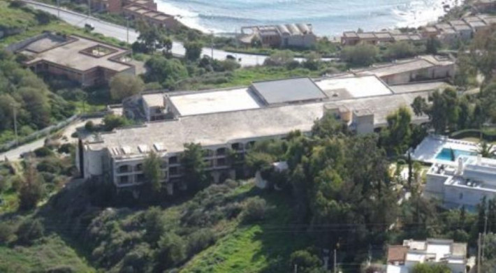 Το «Ξενοδοχείο της Χούντας»: Το κτίριο-φάντασμα που ήθελε ο Κοσκωτάς και δεν λειτούργησε ποτέ