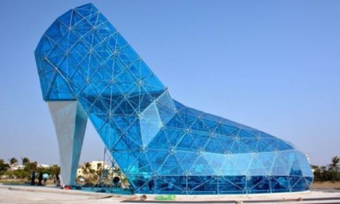 Η πιο περίεργη εκκλησία έχει σχήμα… γόβας! (φώτο)