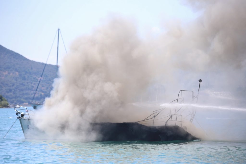 Φωτιά σε θαλαμηγό στη Χαλκιδική