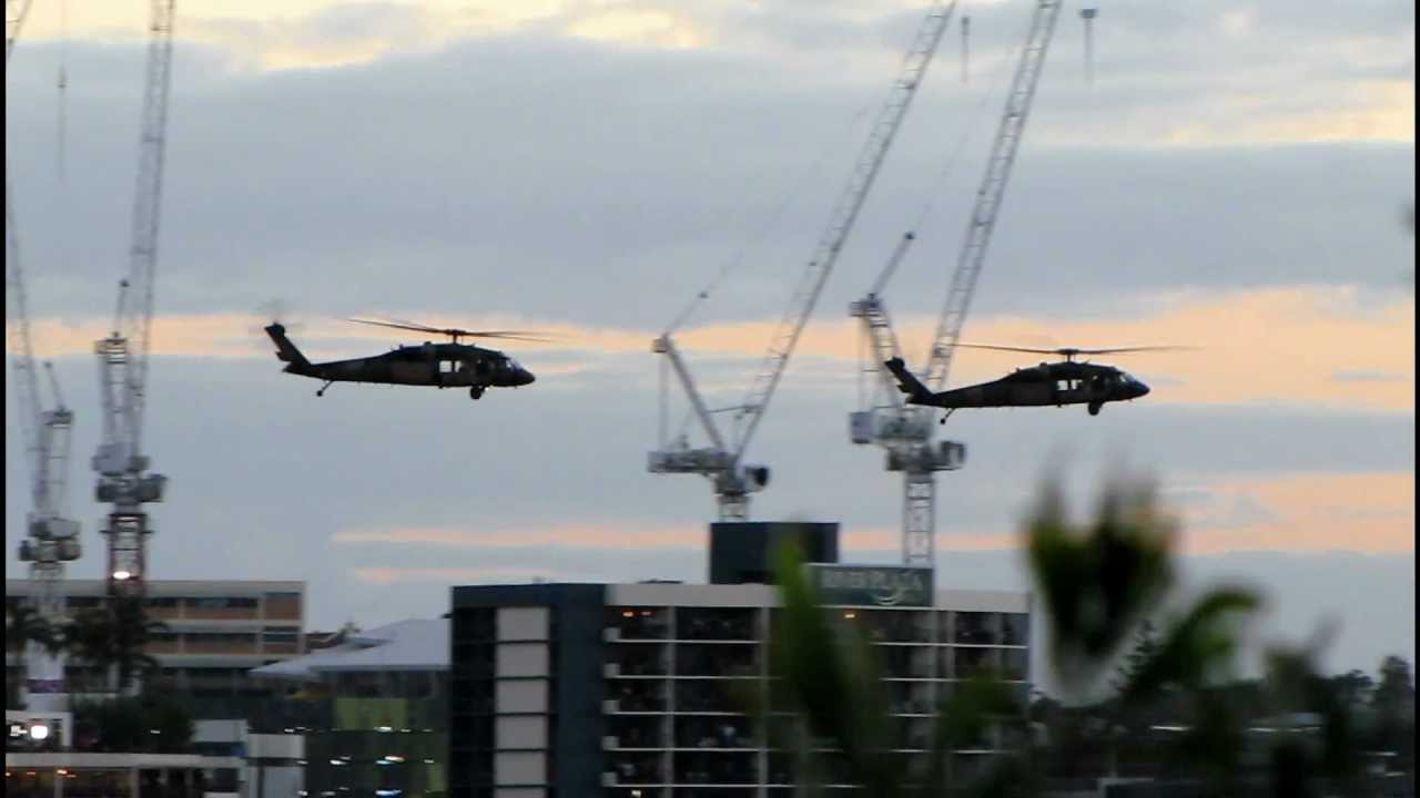 ΗΠΑ: Ελικόπτερα Black Hawk πάνω από κατάμεστο στάδιο (βίντεο)
