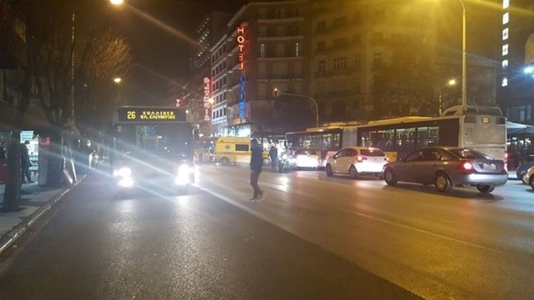 Συμπλοκή αλλοδαπών μέσα σε λεωφορείο στη Θεσσαλονίκη – Εντρομοι οι επιβάτες έτρεχαν να σωθούν (φωτό)
