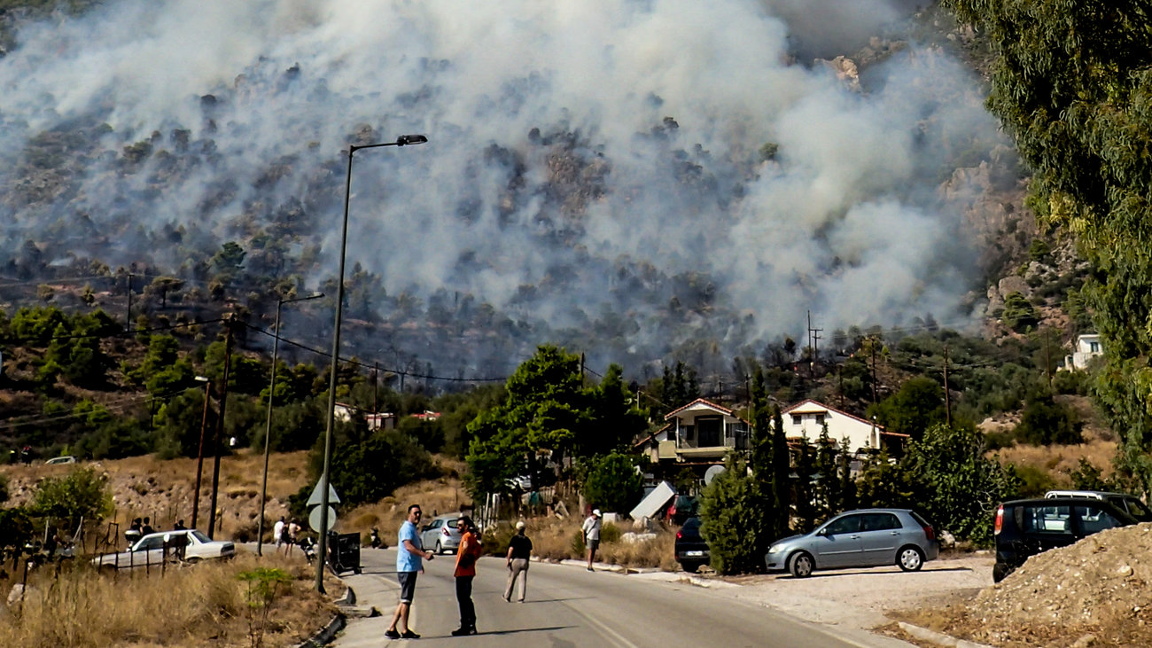 Συνεχίζει να καίει ανεξέλεγκτη η φωτιά στο Λουτράκι – Βελτιωμένη η κατάσταση σήμερα σύμφωνα με την πυροσβεστική