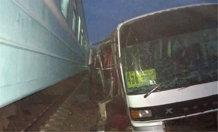 Καζακστάν: Τρένο παρέσυρε λεωφορείο και αυτοκίνητα – Ανατριχιαστικό ατύχημα (βίντεο)