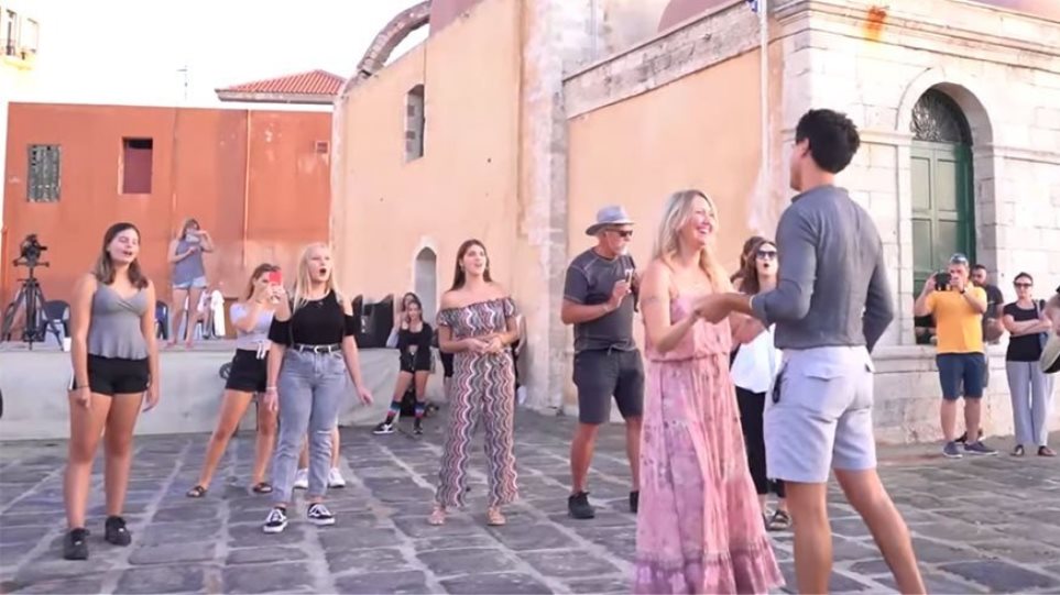 Xανιά: Πρόταση γάμου με φόντο το ενετικό λιμάνι (βίντεο)