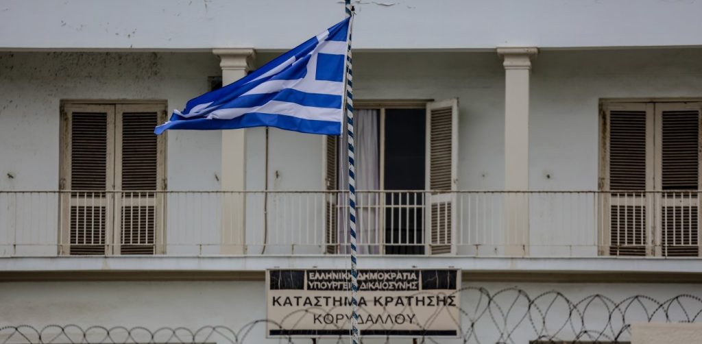 Δείτε τι εντόπισαν στην έφοδο στο Ψυχιατρείο του Κορυδαλλού (φώτο)