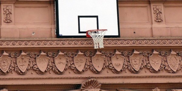 Έβαλαν… μπασκέτα στην είσοδο του Προεδρικού Μεγάρου Αργεντινής (φώτο)