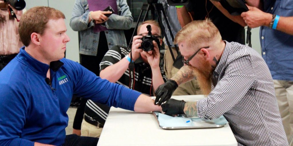 «Συγχαρητήρια – Μόλις σου έβαλαν ένα τσιπάκι στο χέρι»: Δείτε τι συμβαίνει στη Σουηδία