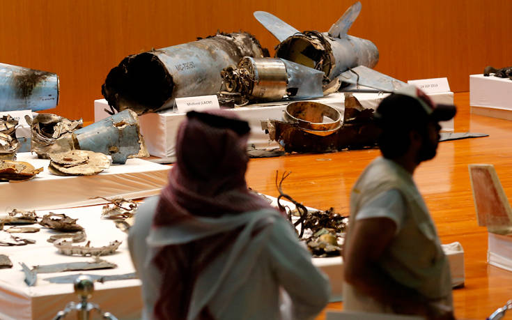 Σαουδική Αραβία: Συντρίμμια ιρανικών πυραύλων και drones παρουσίασαν οι αρχές