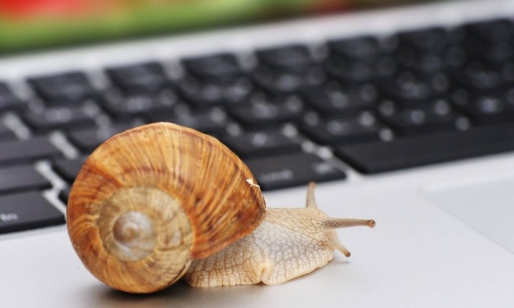 Αργεί η σύνδεσή σας στο ίντερνετ; Κάντε αυτό το κολπάκι και θα «πετάει»