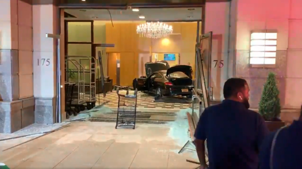 Aυτοκίνητο «εισέβαλε» σε ένα από τα ξενοδοχεία του Ντόναλντ Τραμπ στην πολιτεία της Νέας Υόρκης (βίντεο)